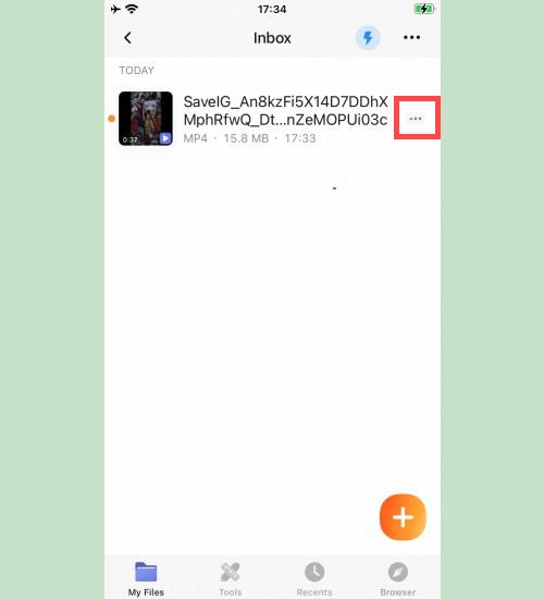 Melihat Video SaveVid yang Diunduh: Menonton video Instagram yang diunduh dari SaveVid di folder 